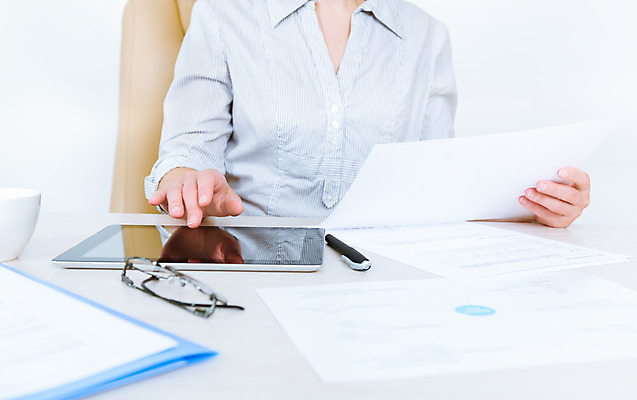 포토 JPG 해외이미지 백인 직업 손 응시 컨셉 생각 비즈니스 설계 직장 사람 금융 컴퓨터 태블릿 사무실 독서 펜 터치 정보 흰색 가리킴 잡기 업무 작업 비즈니스우먼 자신감 종업원 책상 분석 보고서 경영자 문서 바쁨 회계 개발 경영 리뷰 분석가 해외202004 해외포토 서양인 시선 여자 감정 컬러 가구 회사 모션 손짓 신체부위 경제 전자제품 스마트기기 필기구 직장인 리더 파일형식 이미지허브