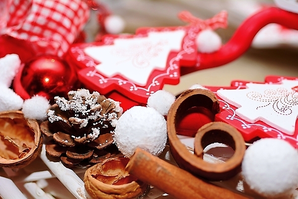 포토 JPG 해외이미지 나무 전통 계절 크리스마스 휴가 주택 실내 사람없음 내부 장식 빨간색 축제 흰색 축하 12월 묘사 오브젝트 원뿔 시나몬 해외202004 해외포토 도형 식물 기념일 컬러 컨셉 건물 날짜 파일형식 이미지허브