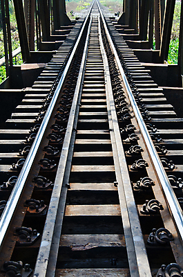 포토 JPG 해외이미지 나무 구름 산업 선 여행 백그라운드 패턴 교통시설 자연 하늘 추상 풍경 사람없음 야외 초록색 물 파란색 컬러풀 금속 검은색 기차 도시 철 속도 시멘트 멀리 평행 구름다리 방법 사리탑 선로 옛날 철강 해외202004 해외포토 자연요소 식물 육상교통 컬러 교통 무늬 재질 대중교통 탑 다리_건축물 시설 생태계 파일형식 이미지허브