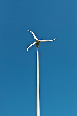 포토 JPG 해외이미지 하늘 사람없음 야외 세로 파란색 환경 탑 사진촬영 힘 풍차 발전기 흰색 돌리기 해외202004 해외포토 건축물 컬러 모션 촬영 발전소 파일형식 이미지허브