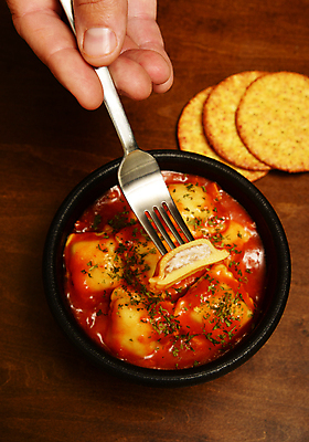 포토 JPG 해외이미지 음식 겨울 치즈 파스타 따뜻함 요리 사람없음 목재 식사 저녁식사 이탈리아 가을 시골 면 고명 사발 토마토소스 점심식사 라비올리 입가심 탄수화물 토스카나 핸드메이드 해외202004 해외포토 나무 계절 유럽 재료 유제품 서양음식 사기그릇 소스_음식 파일형식 이미지허브