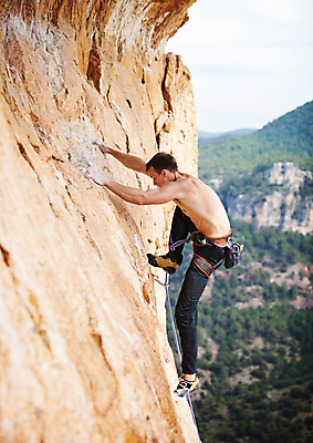 포토 JPG 해외이미지 주간 전신 남자 매달리기 한명 성인 야외 옆모습 암벽 오르기 암벽등반 암벽등반가 성인남자한명만 해외202004 해외포토 자연요소 1 뷰포인트 모션 사람 등산 남자한명만 성인남자만 파일형식 이미지허브