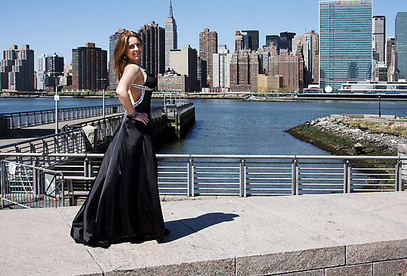 포토 JPG 해외이미지 드레스 여자 포즈 새로움 한명 서기 건물 유행 검은색 도시 칵테일 저녁 스카이라인 맨해튼 제국 해외202004 해외포토 1 건축물 옷 컬러 컨셉 모션 주류 사람 야간 뉴욕 파일형식 이미지허브