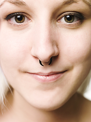 포토 JPG 해외이미지 얼굴 장신구 한명 미소 금발 평화 기쁨 입 상처 피부 입술 코 피어싱 해외202004 해외포토 1 헤어스타일 감정 컨셉 표정 사람 신체부위 파일형식 이미지허브