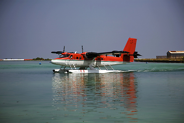포토 JPG 해외이미지 바다 여행 날개 교통시설 하늘 비행기 안테나 사람없음 물 파란색 흰색 파일럿 쌍둥이 항공 준비 프로펠러 엔진 네비게이션 모터 대패 착륙 수평선 해외202004 해외포토 자연요소 직업 컬러 교통 통신 가족 항공교통 대중교통 시설 파일형식 이미지허브