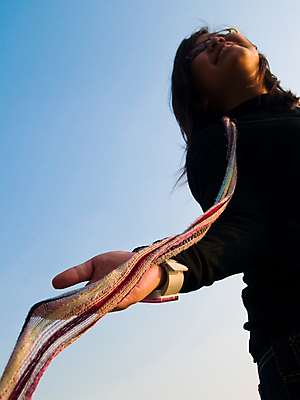 포토 JPG 해외이미지 직업 응시 여자 무기 하늘 바람 따뜻함 한명 사람 10대 컬러풀 희망 일몰 꿈 자유 소원 멀리 염원 해외202004 해외포토 자연요소 1 시선 감정 컬러 컨셉 청소년 날씨 노을 파일형식 이미지허브