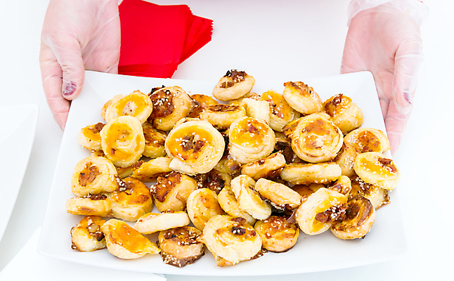 포토 JPG 해외이미지 모양 전통 접시 음식 잎 크리스마스 과일 디저트 사탕 사람없음 목재 장식 장미 갈색 노란색 파티 쿠키 과자 케이크 주방 초콜릿 빵집 흰색 대접 황금 달콤 맛 아침식사 가루 설탕 굽기 서식 반죽 퍼프 페스츄리 핸드메이드 해외202004 해외포토 나무 식물 식기 기념일 꽃 빵 컬러 컨셉 재료 이벤트 상점 식사 구이 파일형식 이미지허브