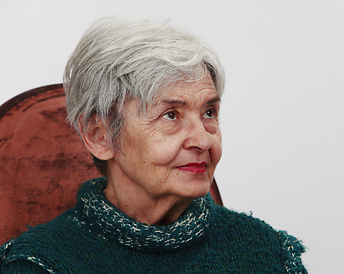 포토 JPG 해외이미지 라이프스타일 여자 노년 할머니 얼굴 엄마 휴식 한명 사람 성인 회색 표현 주름 은퇴 연금 옛날 해외202004 해외포토 1 컬러 컨셉 가족 생활 신체부위 파일형식 이미지허브