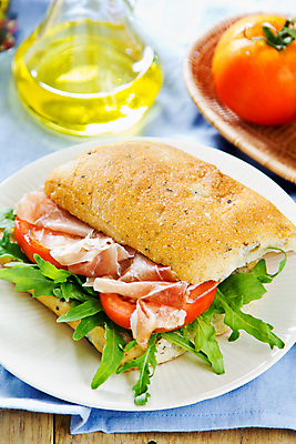 포토 JPG 해외이미지 음식 빵 잎 다이어트 토마토 채소 샌드위치 건강 육류 돼지고기 요리 사람없음 빨간색 초록색 식사 이탈리아 로켓 신선 올리브 칼로리 후추 내추럴 점심식사 루꼴라 입가심 해외202004 해외포토 식물 열매 유럽 컬러 식재료 향신료 파일형식 이미지허브