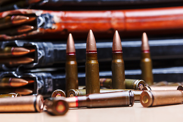 포토 JPG 해외이미지 무기 안내 경비 사람없음 빛 금속 힘 총 껍질 원형 보호 잡지 위험 충돌 가득함 오브젝트 군용 전쟁 육군 총알 놋쇠 러시아인 소비에트 폭행 해외202004 해외포토 도형 서양인 컨셉 재질 군대 안전 간행물 폭력 범죄 파일형식 이미지허브