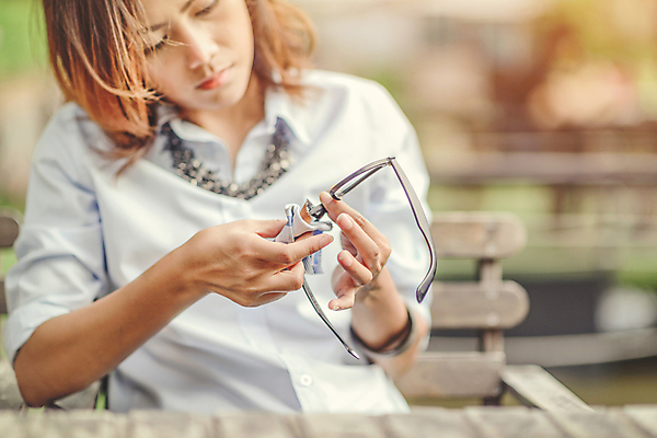 포토 JPG 해외이미지 직업 응시 여자 행복 안경 무기 얼굴 셔츠 비즈니스 사업가 자연 휴식 건조 한명 사람 야외 반사 판매 업무 작업 비즈니스우먼 구매 디자이너 청소 상담 문서 먼지 걸레 닦기 청소부 전자상거래 독립 마케팅 인출 지능 투자자 프리랜서 해외202004 해외포토 1 시선 잡화 감정 컨셉 상의 모션 신체부위 쇼핑 직장인 청소도구 생태계 투자 파일형식 이미지허브