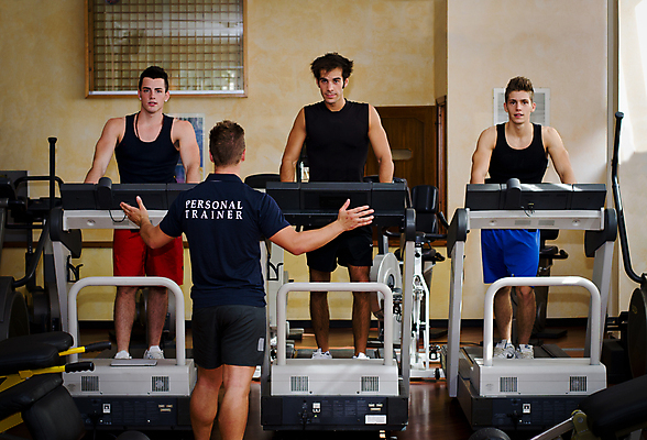 포토 JPG 해외이미지 백인 라이프스타일 웰빙 남자 행복 스포츠 운동화 실내 건강 사람 여러명 성인 달리기 조깅 운동 강사 기계 장비 기차 그룹 연습 클럽 체육관 런닝머신 해외202004 해외포토 서양인 직업 감정 육상교통 다수 신발 모션 대중교통 내부 생활 운동기구 파일형식 이미지허브