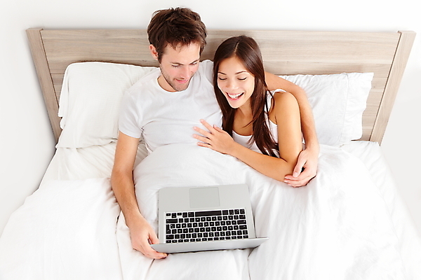 포토 JPG 해외이미지 백인 라이프스타일 커플 응시 여자 남자 행복 인터넷 관계 포옹 결혼식 남편 함께함 사랑 웃음 사람 동양인 청년 두명 노트북 컴퓨터 독서 스크린 침실 흰색 침대 아내 만족 다인종 나눔 정확 해외202004 해외포토 서양인 시선 감정 컬러 가구 결혼 컨셉 안기 표정 인종 성인 생활 전자제품 파일형식 이미지허브