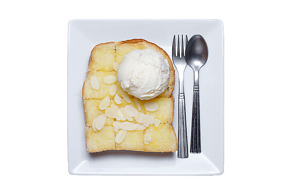 포토 JPG 해외이미지 접시 빵 조각 백그라운드 포크 탁자 아이스크림 디저트 사람없음 숟가락 우유 흰색 도자기 달콤 설탕 토스트 아몬드 철강 해외202004 해외포토 식기 음식 컬러 가구 유제품 수저 견과류 맛 파일형식 이미지허브