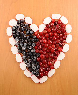 포토 JPG 해외이미지 식물 열매 음식 자연 건강 사람없음 목재 냉동 검은색 하트 달콤 유기농 블랙베리 건포도 숙성 해외202004 해외포토 모양 나무 웰빙 컬러 과일 재료 포도 맛 생태계 건과일 파일형식 이미지허브