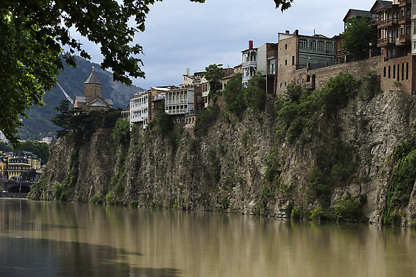 포토 JPG 해외이미지 유럽 문화 여행 건축양식 산 거리 풍경 사람없음 건물 여름 강 도시풍경 교회 발코니 도시 역사 타운 옛날 조지아 스타일 해외202004 해외포토 건축물 계절 건축 나라 종교건축 동유럽 파일형식 이미지허브