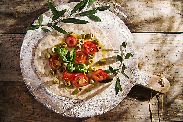 포토 JPG 해외이미지 잎 토마토 피자 실내 사람없음 하이앵글 올리브 밀가루 토핑 바질 나무도마 나무탁자 해외202004 해외포토 식물 열매 뷰포인트 채소 탁자 도마 패스트푸드 서양음식 내부 목재 가루 파일형식 이미지허브