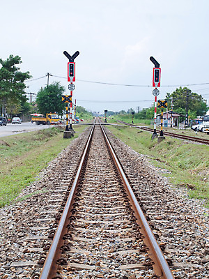 포토 JPG 해외이미지 길 선 여행 십자가 교통시설 태국 항해 경고 안전 풍경 사람없음 야외 기차 바위 시골 위험 바리케이드 방향 철 사인 신호 장면 건너기 경보 그만 루트 방법 사이렌 선로 철강 해외202004 해외포토 아시아 육상교통 교통 컨셉 배_교통 모션 대중교통 돌_바위 시설 파일형식 이미지허브