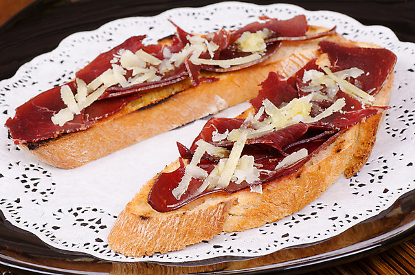 포토 JPG 해외이미지 전통 빵 부분 치즈 사람없음 가로 서빙 토스트 스페인요리 해외202004 해외포토 음식 유제품 스페인 파일형식 이미지허브