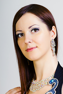 포토 JPG 해외이미지 백인 모델 얼굴 백그라운드 한명 미소 사람 성인 유행 검은색 댄서 흰색 춤 가면무도회 스타일 해외202004 해외포토 서양인 직업 1 컬러 문화예술 표정 신체부위 무도회 파일형식 이미지허브