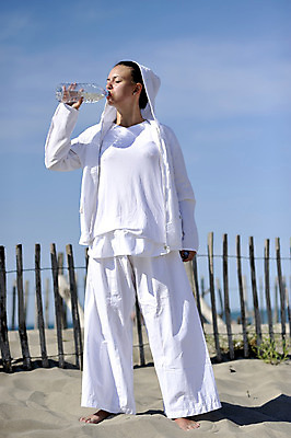 포토 JPG 해외이미지 라이프스타일 손 드레스 행복 얼굴 음료 모래 바다 휴가 휴식 건강 한명 물 컬러풀 평화 내추럴 해외202004 해외포토 자연요소 1 옷 감정 컬러 컨셉 사람 생활 신체부위 파일형식 이미지허브