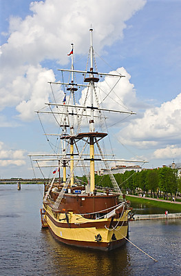 포토 JPG 해외이미지 여행 교통시설 자연 하늘 항해 풍경 사람없음 물 보트 그림 러시아 해외202004 해외포토 자연요소 유럽 교통 배_교통 시설 생태계 파일형식 이미지허브