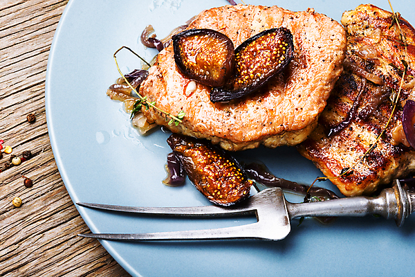 포토 JPG 해외이미지 접시 음식 포크 과일 탁자 양파 육류 돼지고기 스테이크 비프스테이크 사람없음 주방 식사 저녁식사 시골 맛 그릴 바비큐 굽기 지중해 먹기 허브 허리 향신료 후추 무화과 단백질 백리향 스페인어 해외202004 해외포토 식물 식기 바다 가구 컨셉 채소 식재료 모션 주방용품 서양음식 신체부위 소고기 구이 영양소 향미료 파일형식 이미지허브