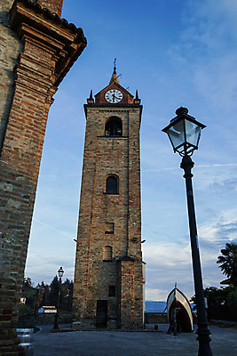 포토 JPG 해외이미지 유럽 종교 건축양식 하늘 사람없음 야외 건물 교회 탑 이탈리아 도시 묘사 종탑 산기슭 옛날 해외202004 해외포토 건축물 건축 나라 종교건축 산 파일형식 이미지허브
