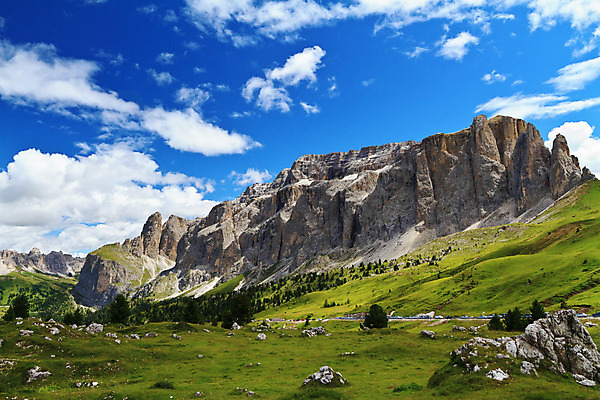 포토 JPG 해외이미지 나무 구름 유럽 도로 여행 자연 하늘 휴가 산 파노라마 풍경 사람없음 야외 초록색 여름 파란색 햇빛 계곡 이탈리아 트래킹 하이킹 알프스 암초 통과 절정 해외202004 해외포토 자연요소 식물 계절 나라 길 컬러 교통시설 레저 촬영기법 태양 생태계 파일형식 이미지허브