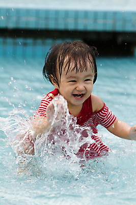 포토 JPG 해외이미지 1 라이프스타일 행복 얼굴 어린이 파도 장난 놀이 휴가 건강 관리 한명 사람 동양인 야외 빨간색 물 치마 수영 중국 줄무늬 기쁨 떨어짐 작음 싱글 건배 말레이시아 걸음마 스플래쉬 해외202004 해외포토 자연요소 감정 아시아 바다 컬러 컨셉 무늬 모션 하의 인종 생활 신체부위 수상스포츠 크기 파일형식 이미지허브