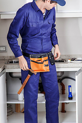 포토 JPG 해외이미지 백인 모델 직업 1 남자 산업 가구 유니폼 노동자 주택 기술 한명 사람 20대 내부 세로 주방 장비 공구 등불 스패너 업무 작업 재산 수리 망치 싱크대 고정 보닛 배관공 옛날 조작 해외202004 해외포토 서양인 옷 생활용품 자동차 조명 청년 건물 금융 도구 개수대 파일형식 이미지허브