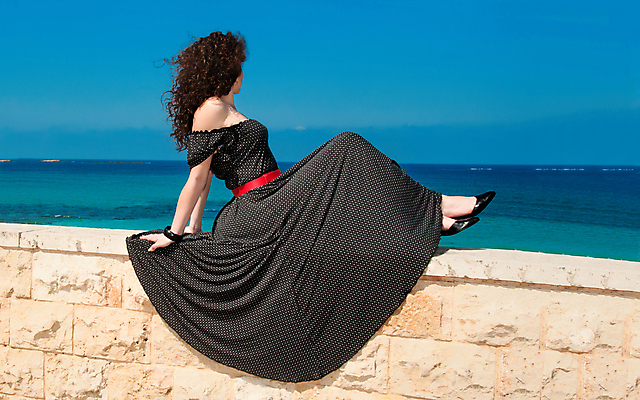 포토 JPG 해외이미지 모델 1 라이프스타일 드레스 옷 여자 행복 바다 자연 하늘 휴가 휴식 한명 사람 성인 해변 야외 빨간색 물 햇빛 유행 침묵 장면 유일 해외202004 해외포토 자연요소 감정 컬러 컨셉 생활 태양 소리 생태계 파일형식 이미지허브