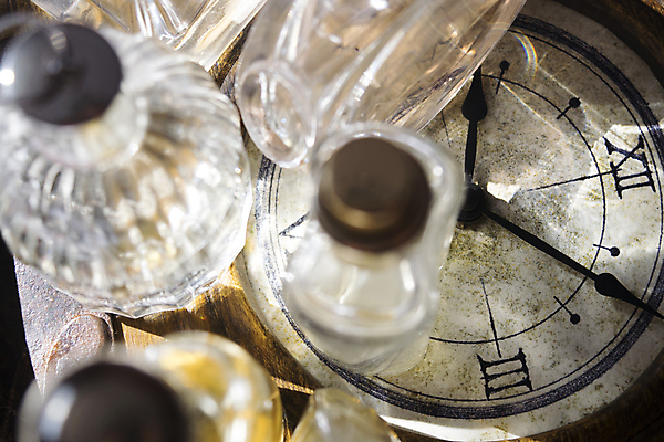 포토 JPG 해외이미지 손 시계 신체 사람없음 빛 반사 유행 화장품 시간 화려 향수 만들기 아로마 노려봄 돌봄 해외202004 해외포토 컨셉 모션 표정 신체부위 뷰티 파일형식 이미지허브