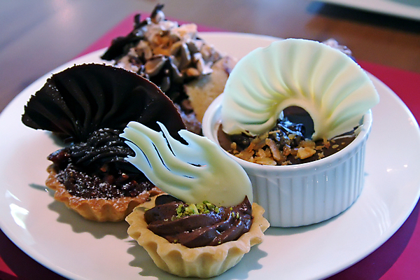 포토 JPG 해외이미지 접시 음식 포크 과일 디저트 치즈 사람없음 컵 케이크 식당 초콜릿 얼음 카페 견과류 먹기 크림 푸딩 바닐라 페스츄리 해외202004 해외포토 자연요소 식기 빵 모션 유제품 상점 파일형식 이미지허브