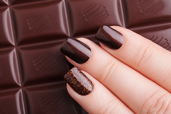 포토 JPG 해외이미지 손 손가락 사탕 미술 이벤트 사람없음 빛 갈색 유행 초콜릿 화장품 덮개 손톱 돌봄 위생관리 아크릴 스타일 해외202004 해외포토 컬러 모션 재질 문화예술 디저트 관리 신체부위 뷰티 뚜껑 파일형식 이미지허브