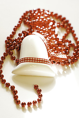 포토 JPG 해외이미지 전통문화 크리스마스장식 크리스마스 목걸이 공 휴가 실내 사람없음 장식 카트 종 시골 축하 핸드메이드 해외202004 해외포토 전통 기념일 문화 컨셉 장신구 내부 파일형식 이미지허브