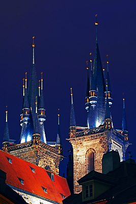 포토 JPG 해외이미지 전통 문화 창문 지붕 조명 풍경 사람없음 야외 빨간색 빛 도시풍경 교회 탑 도시 중세 중앙 야간 각도 체코 프라하 흐림 공화국 해외202004 해외포토 자연요소 건축물 유럽 나라 컬러 종교건축 날씨 건물 역사 파일형식 이미지허브