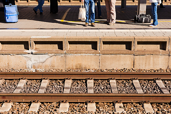 포토 JPG 해외이미지 도로 길 선 여행 컨셉 패턴 교통시설 발 항해 사람 사람없음 야외 여행객 금속 회색 짐 쌍 기다림 역 군중 연결 지루함 방향 철 출발 트랙 승객 일반 단상 평행 지연 루트 방법 선로 철강 콘크리트 통근 해외202004 해외포토 감정 컬러 교통 무늬 배_교통 모션 재질 신체부위 시설 출근 파일형식 이미지허브