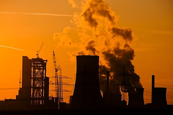 포토 JPG 해외이미지 실루엣 산업 오렌지 주택 독일 굴뚝 사람없음 가로 환경 힘 회색 발전소 에너지 매연 배기가스 해외202004 해외포토 유럽 컬러 과일 촬영기법 건물 환경오염 파일형식 이미지허브