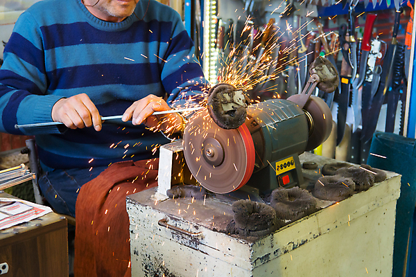 포토 JPG 해외이미지 손 남자 불 불꽃 노동자 미술 사람 사람없음 상점 금속 기계 안개 업무 칼 수리 위험 자르기 계산대 날카로움 예술가 도끼 닦기 주인 수공예 다듬기 옛날 조작 차고 커터 해외202004 해외포토 자연요소 직업 컨셉 모션 재질 날씨 문화예술 신체부위 작업 공예 파일형식 이미지허브