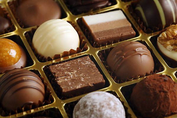 포토 JPG 해외이미지 음식 디저트 발렌타인데이 사탕 그림자 사람없음 상자 갈색 과자 초콜릿 어둠 기쁨 우유 흰색 대접 원형 달콤 폐기물 컨테이너 설탕 먹기 스위스 모음 코코아 충동구매 해로움 프랄린 해외202004 해외포토 도형 감정 유럽 산업 음료 컬러 컨셉 모션 데이이벤트 유제품 한글 쇼핑 맛 쓰레기 과소비 파일형식 이미지허브