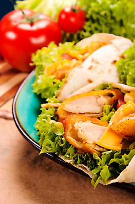 포토 JPG 해외이미지 라이프스타일 그릇 접시 종이 음식 빵 토마토 양파 치즈 패스트푸드 샌드위치 건강 육류 사람없음 초록색 식당 식사 치킨 카페 샐러드 덮개 흰색 플랫 맛 정크푸드 저녁 상추 먹기 오브젝트 유기농 후추 칠면조 마요네즈 식품점 접기 해외202004 해외포토 식기 웰빙 컬러 컨셉 채소 식재료 모션 조류 유제품 생활 상점 뚜껑 소스_음식 인스턴트 야간 향신료 닭고기요리 파일형식 이미지허브