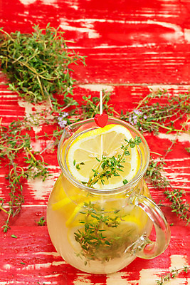 포토 JPG 해외이미지 음료 음식 조각 과일 유리 탁자 귤 건강 사람없음 치료 물 약 노란색 주스 흰색 신선 칵테일 액체 아침식사 레몬 레모네이드 허브 오브젝트 싱글 상쾌 라임 C 유리주전자 내추럴 백리향 숙성 치료제 카피스페이스 해외202004 해외포토 자연요소 식물 알파벳 감정 컬러 가구 의학 재질 주전자 주류 식사 공백 에이드 파일형식 이미지허브