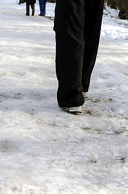 포토 JPG 해외이미지 계절 공원 길 겨울 표면 바닥 경고 안전 사람없음 물 냉동 얼음 가을 흰색 떨어짐 미끄러짐 숲 위험 시원함 사건 서리 조심 눈내림 해외202004 해외포토 자연요소 공공시설 컬러 컨셉 모션 눈_날씨 파일형식 이미지허브