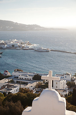 포토 JPG 해외이미지 전통 유럽 문화 바다 섬 여행 건축양식 휴가 주택 파노라마 풍경 사람없음 야외 건물 물 여름 파란색 도시풍경 여행객 마을 항구 풍차 흰색 지중해 그리스 장면 지역 포트 타운 산토리니 그리스인 미코노스섬 해외202004 해외포토 자연요소 서양인 건축물 계절 건축 나라 컬러 교통시설 촬영기법 사람 도시 파일형식 이미지허브