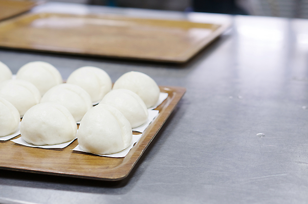 포토 JPG 해외이미지 쟁반 실내 사람없음 아웃포커스 반죽 호빵 해외202004 해외포토 빵 촬영기법 내부 파일형식 이미지허브