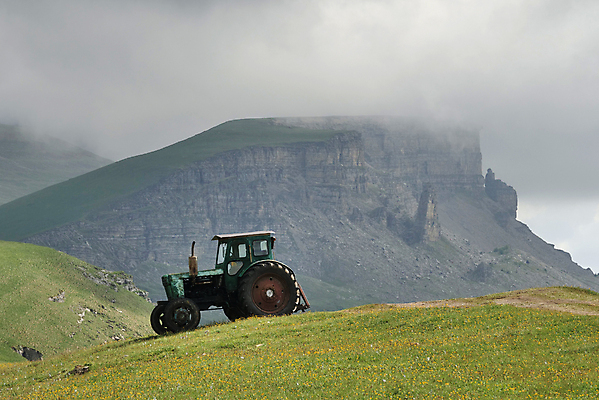 포토 JPG 해외이미지 구름 여행 자연 하늘 날씨 산 풍경 경사 사람없음 야외 하이킹 안개 바위 흰색 거친 정상 흐림 뿌연 절정 해외202004 해외포토 자연요소 컬러 레저 돌_바위 생태계 파일형식 이미지허브