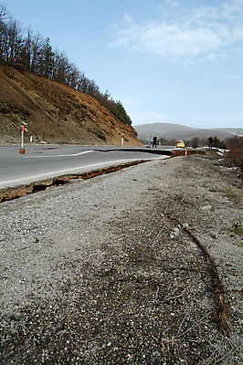 포토 JPG 해외이미지 도로 자연 안전 사람없음 힘 손상 보행로 떨어짐 위험 홍수 판 깨짐 심각 재앙 해외202004 해외포토 길 컨셉 교통시설 자연재해 생태계 파일형식 이미지허브