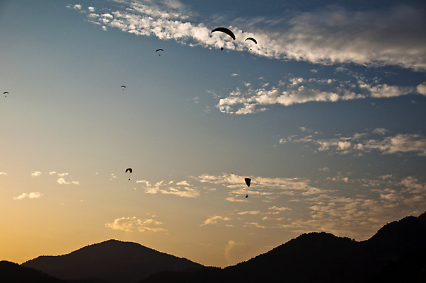 포토 JPG 해외이미지 구름 실루엣 스포츠 바다 포즈 날개 오렌지 자연 하늘 바람 휴식 산 사람 취미 사람없음 여름 파란색 태양 일몰 자유 비행 위험 스카이다이빙 흥분 낙하산 칠면조 글라이더 무료 해외202004 해외포토 자연요소 계절 감정 컬러 컨셉 과일 조류 날씨 촬영기법 노을 익스트림스포츠 생태계 파일형식 이미지허브