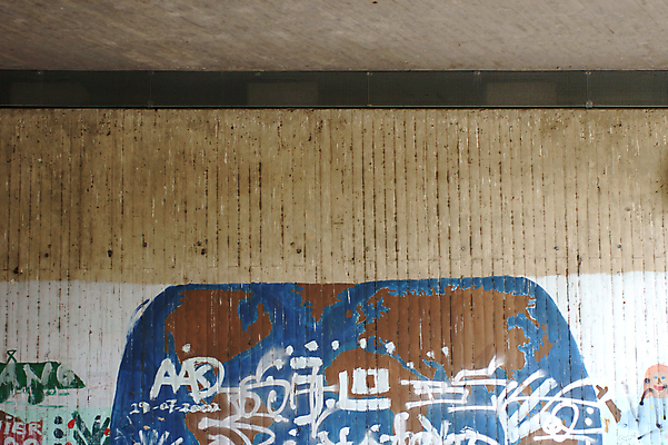 포토 JPG 해외이미지 지구 벽 지도 건축양식 청소년 사람없음 단어 컬러풀 복도 그래피티 편지 지도책 콘크리트 해외202004 해외포토 문자 건축 컬러 사람 책 낙서 그림 파일형식 이미지허브